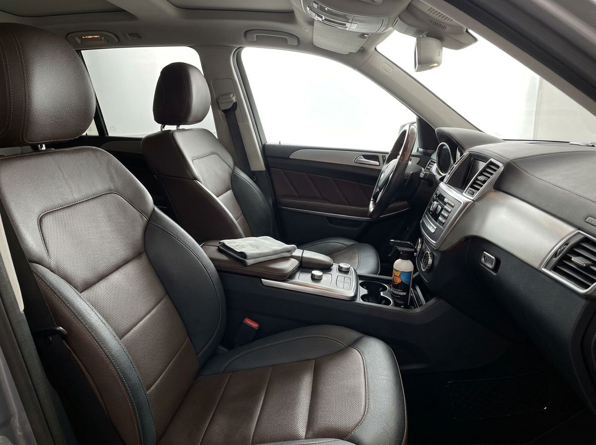 Intérieur de voiture propre et fraîchement détaillé